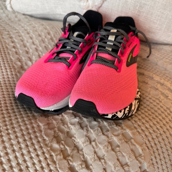 Brooks - Picture 2 of 5